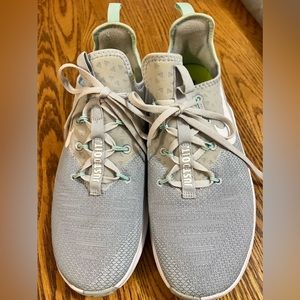 Barely worn Nike tennis shoes